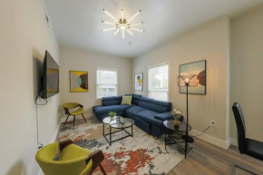Minutes to Broadway- KING bed and optional garage parking